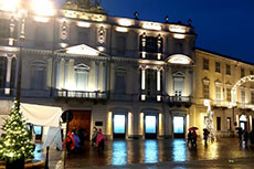 Piaza Vittorio Alfieri, notte.