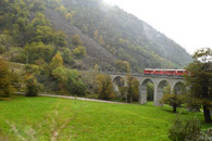 Il trenino del Bernina fotografato da un vagone di coda mentre percorre la rampa elicoidale