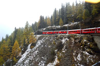 Con una pendenza del 7%, il trenino continua ad arrampicarsi sulle pendici del Bernina