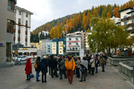 Dopo lo shopping sfrenato in attesa del bus