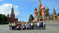 Foto di gruppo con sfondo su Cremlino e san Basilio