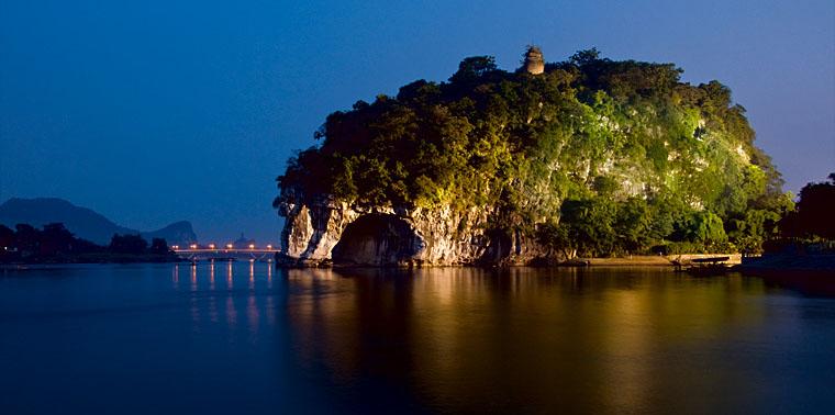 Elephant Trunk Hill - fiume Lijiang - Guilin, Cina Elephant Trunk Hill - Guilin, Cina