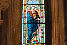 Una finestra della navata destra