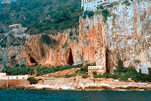 Veduta delle grotte dei Balzi Rossi