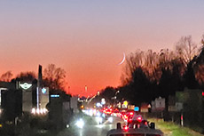 Tramonto con luna nuova bassa sull'orizzonte (dal bus ore 17,26)