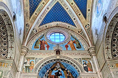 Al centro affresco con l'incoronazione della Vergine